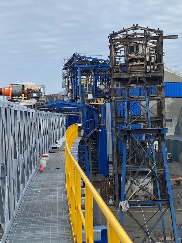 Vista de la Torre TCVR3 desde la correa CE-03: Ingeniería de Media Tensión en Puerto Ventanas