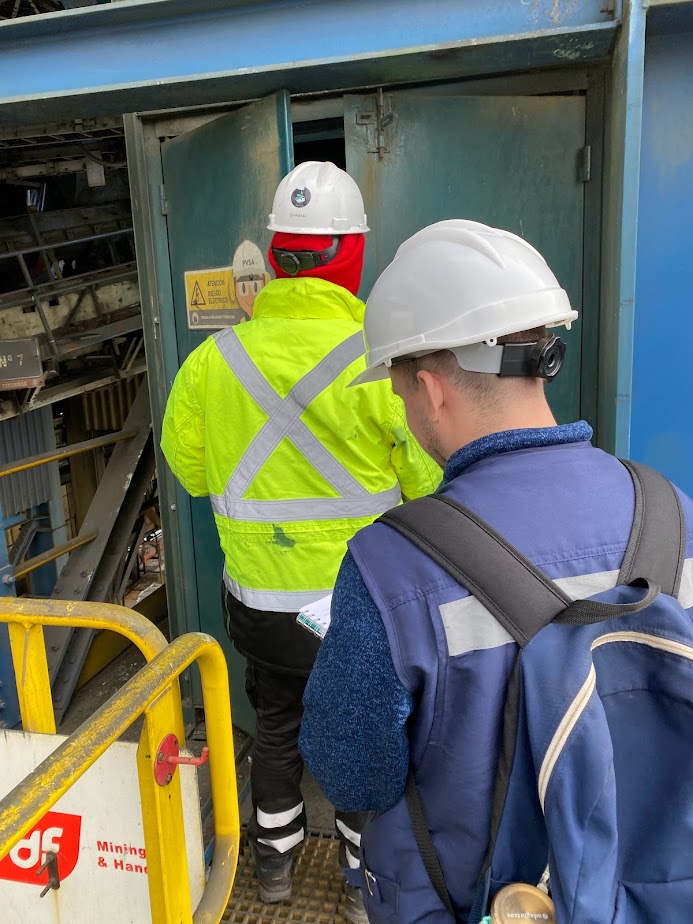 Ingenieros de Zap e Ingeniero del Cliente en Ruta hacia la Sala Eléctrica Melón